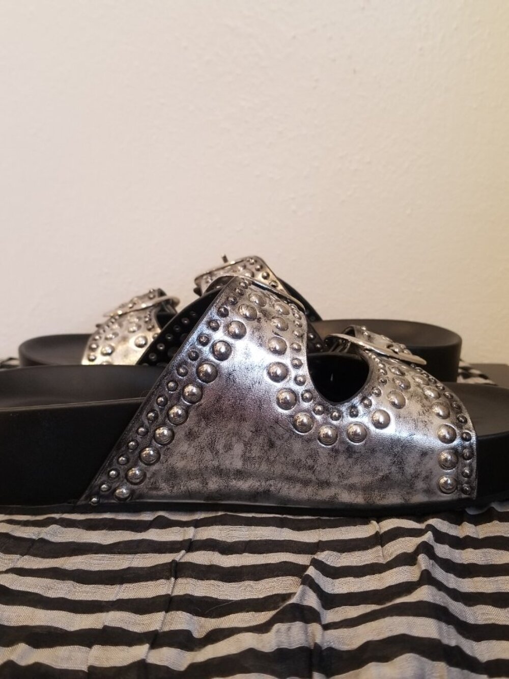 Nine West Flinne Studded Buckle Sandals in Distressed Silver Size 8.5 - Picture 5 of 13